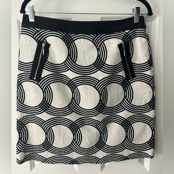 New Worth black and white skirt with zipper pockets size 8